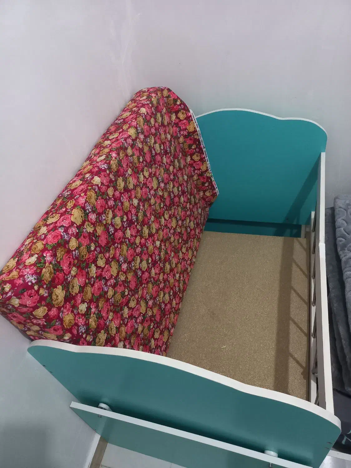 تخت|تخت و صندلی بچه|رشت, هلال احمر|دیوار