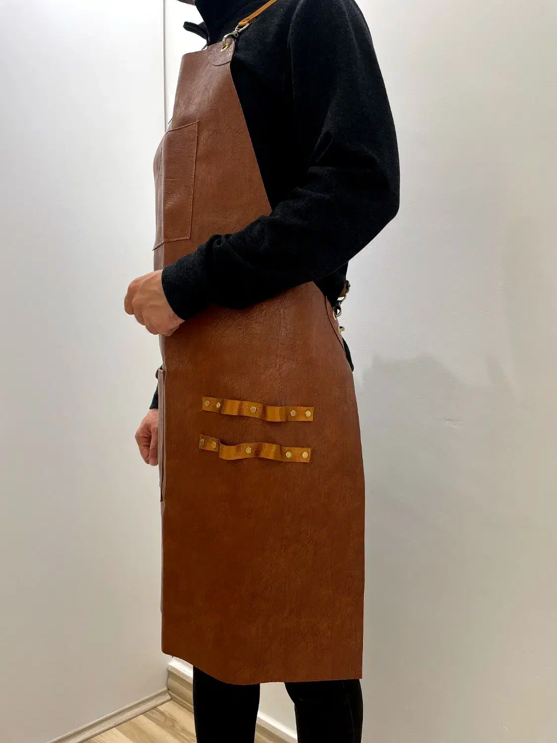 پیش بند چرمی|لباس|رشت, دیانتی|دیوار