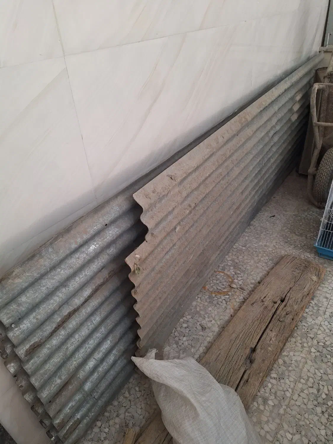 ۳ عدد ورق شیروانی، ۲ عدد چهارپایه قوطی،قفس عروس.|مصالح و تجهیزات ساختمان|همدان, |دیوار