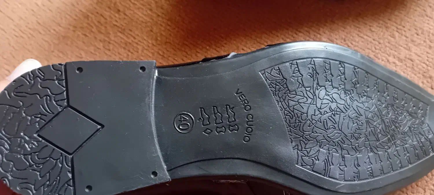 کفش چرمی.|کیف، کفش، کمربند|گمیشان, |دیوار