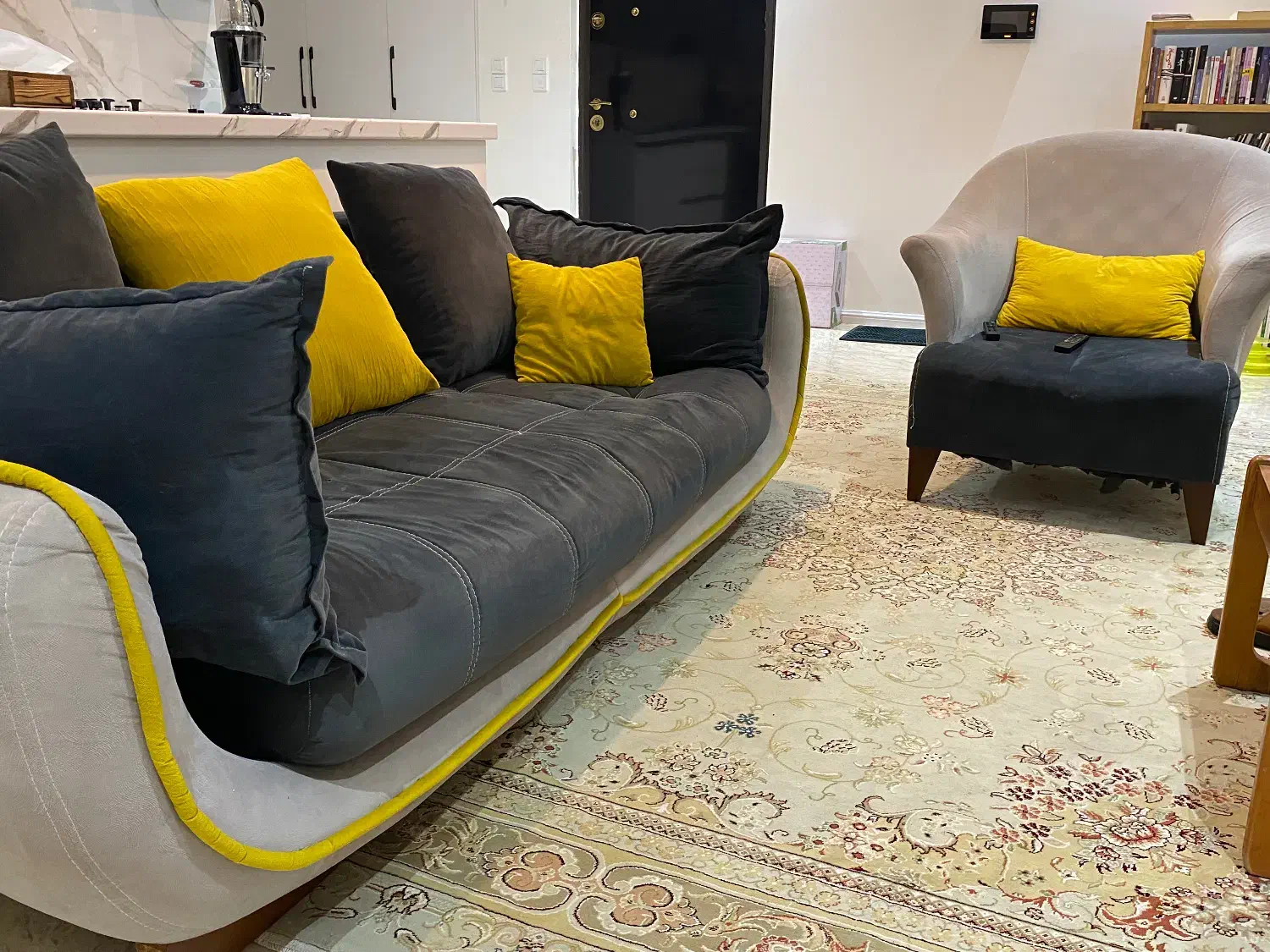 مبل راحتی چهار ۴ نفره و میز جلو مبلی|مبلمان خانگی و میز عسلی|تهران, جمالزاده|دیوار