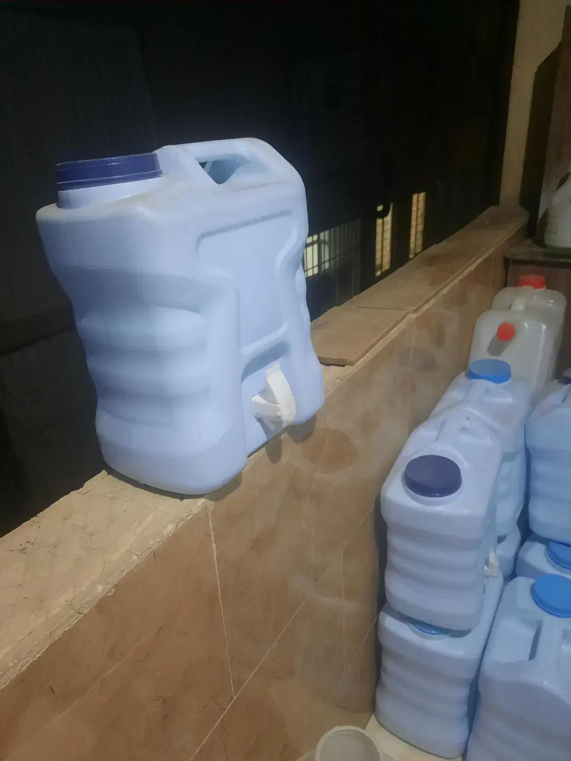 ۱۵ عدد گالن شیر دار زیر قیمت ۱۵۰ و ۲۰۰|ظروف نگهدارنده، پلاستیکی، یکبارمصرف|کرج, خرمدشت|دیوار