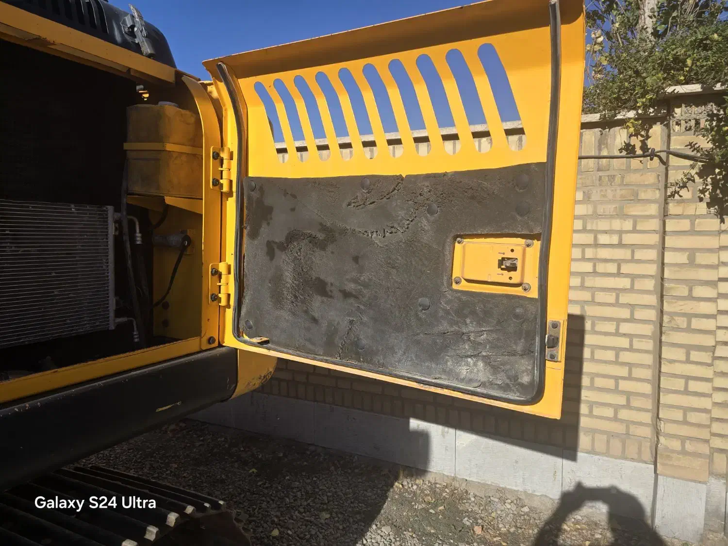 بیل مکانیکی|خودرو سنگین|ری, شهادت|دیوار