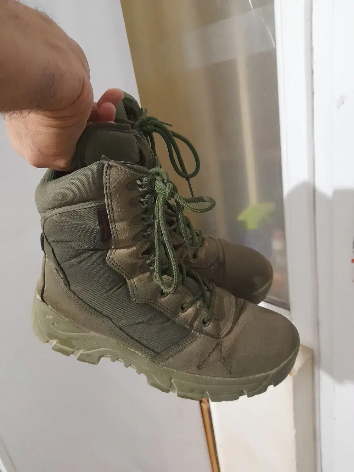 پوتین خارجی|کیف، کفش، کمربند|بیستون, |دیوار