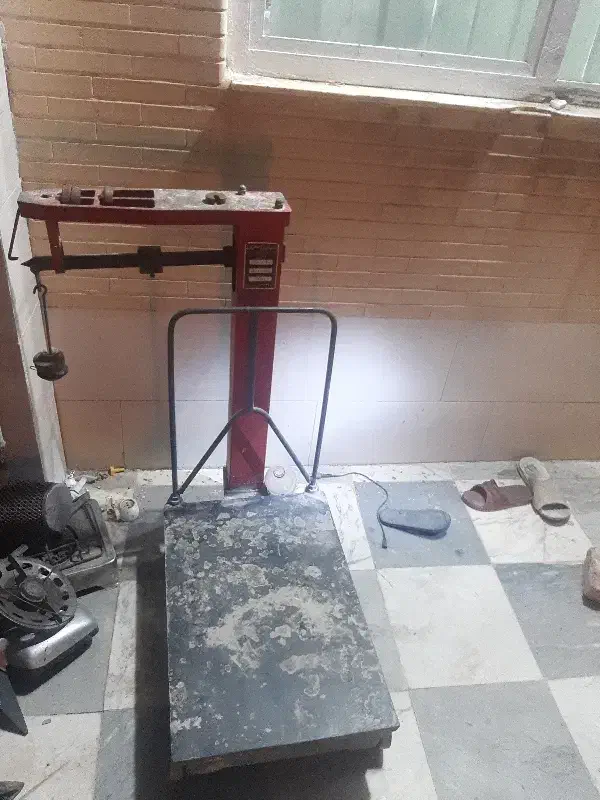 باسکول ۲۰۰کیلوگرمی|فروشگاه و مغازه|تیران, |دیوار