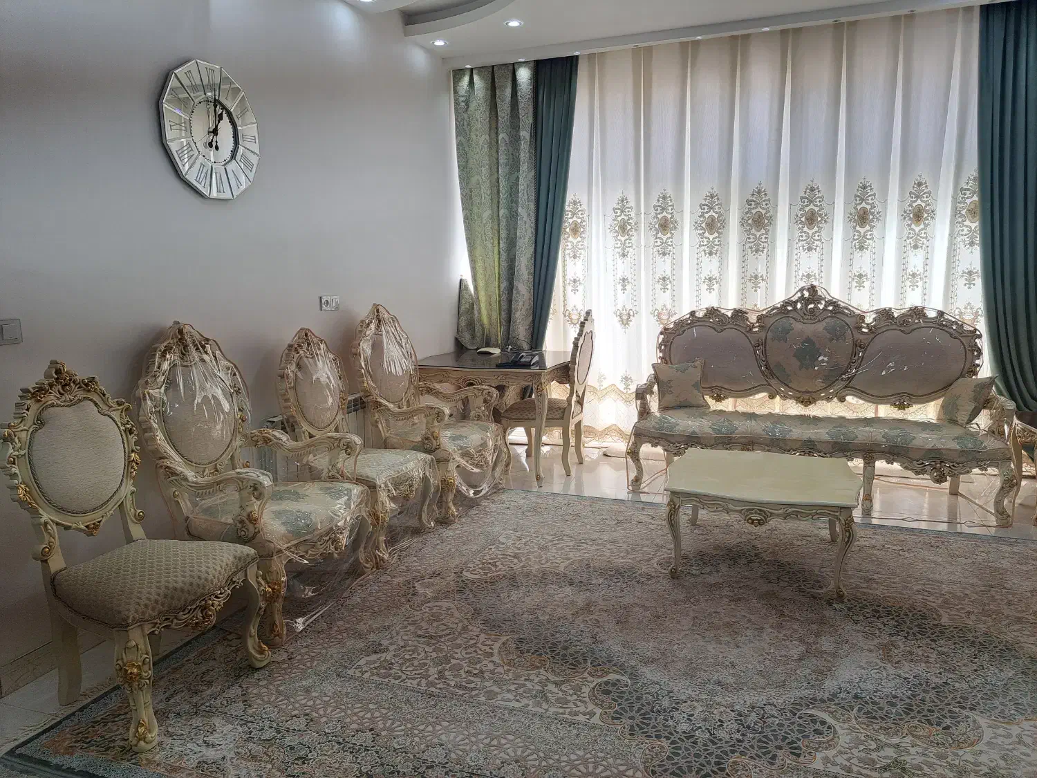 مبلمان سلطنتی ۹ نفره به همراه میز ناهارخوری ۴ نفره|مبلمان خانگی و میز عسلی|رودشت (اصفهان), |دیوار