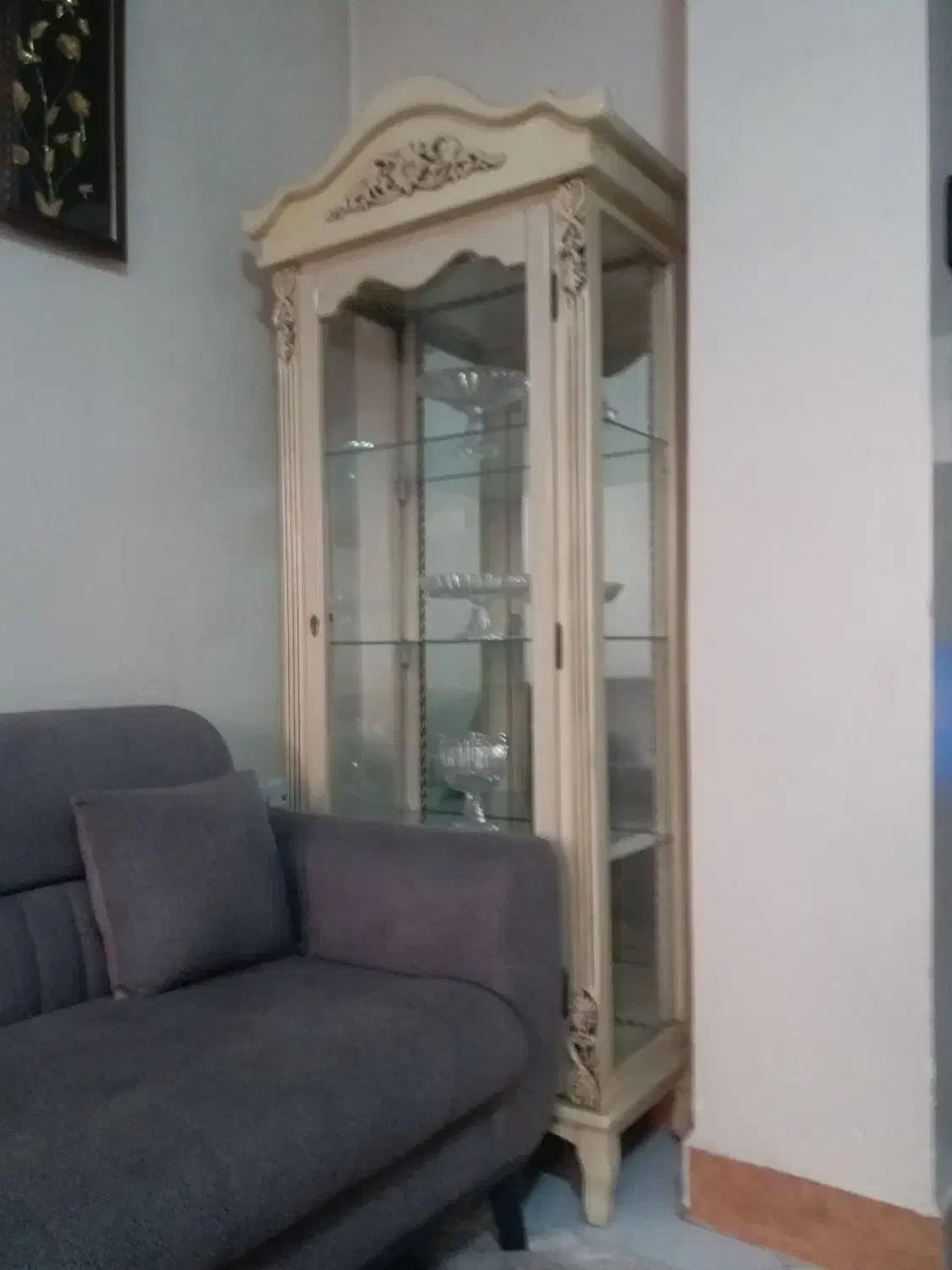 ویترین رنگ استخوانی کارکرده سالم همراه ظروف داخلش|بوفه، ویترین، کنسول|اسلامشهر, شهرک سعیدیه|دیوار