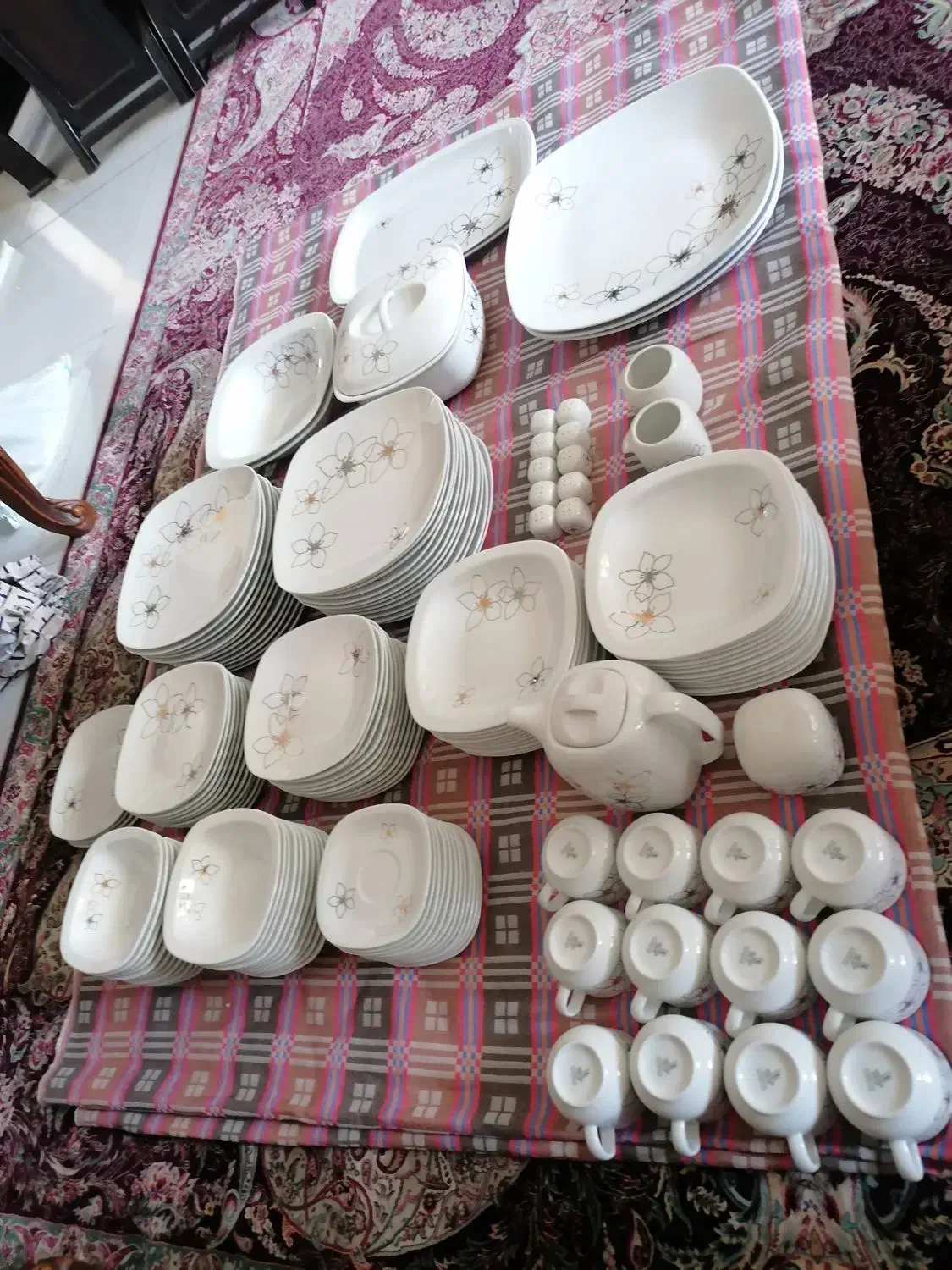 سرویس چینی زرین طلاکوب|ظروف سرو و پذیرایی|اصفهان, بهارستان|دیوار