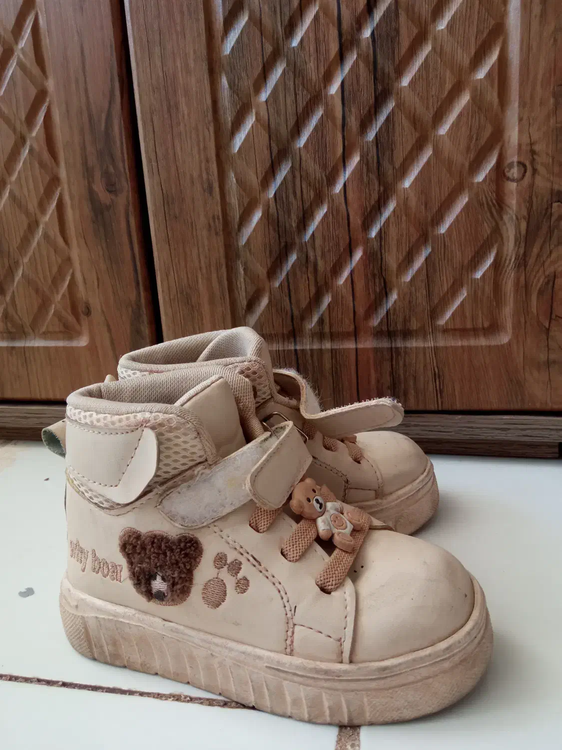 نیم بوت|کیف، کفش، کمربند|نیشابور, مازول|دیوار