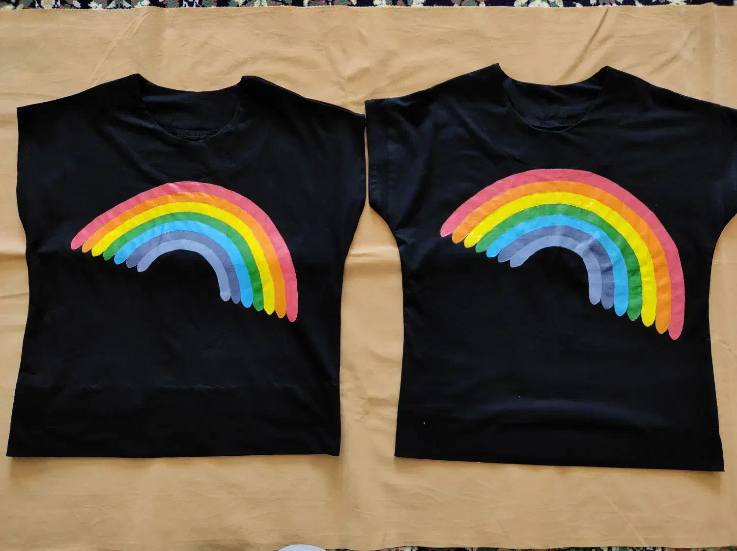 نقاشی و جواهر دوزی روی انواع لباس های مجلسی و غیره|لباس|مشهد, سپاد|دیوار