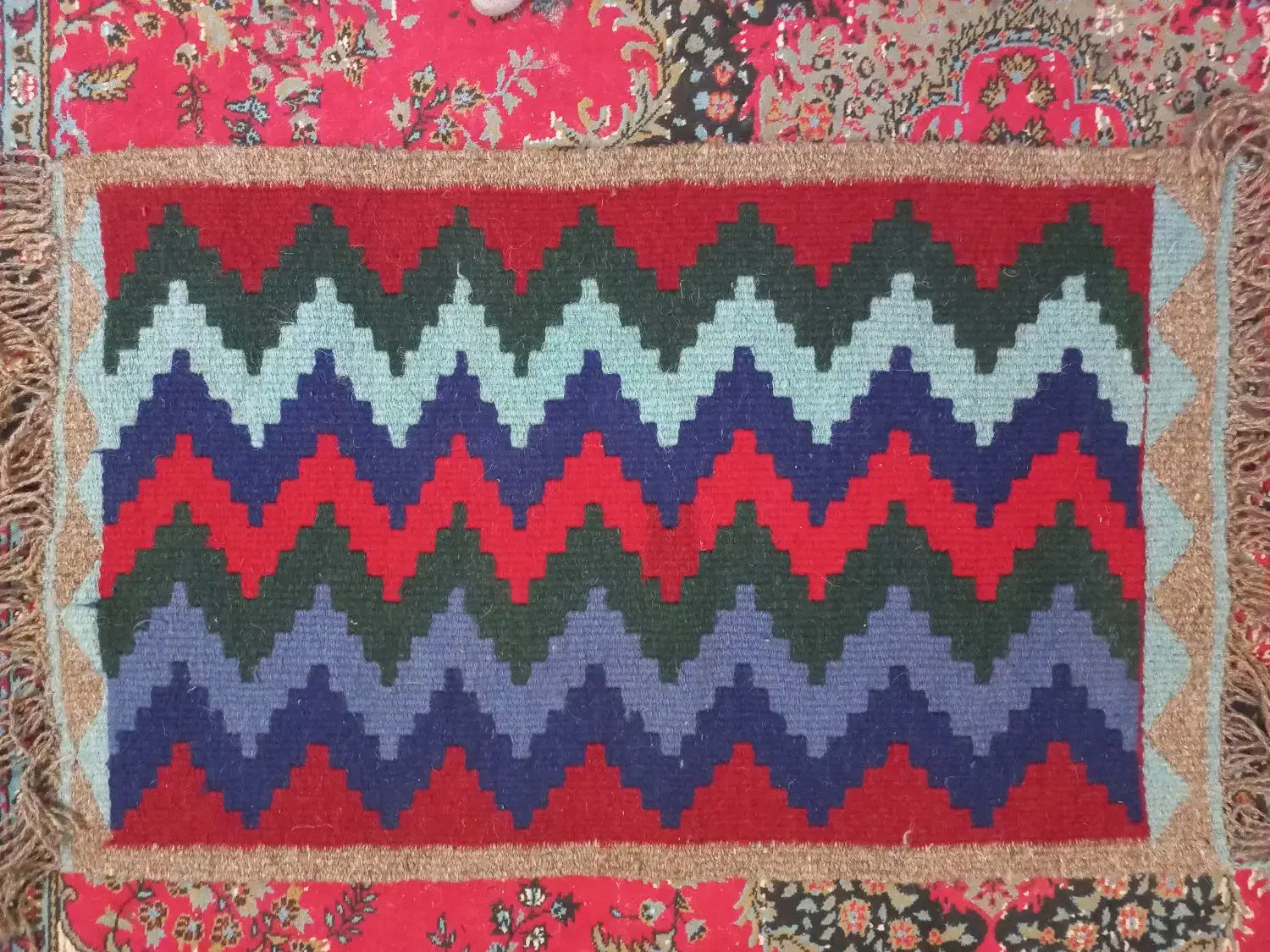 پادری و گلیم بزرگ دست بافت|پادری|اردکان, |دیوار