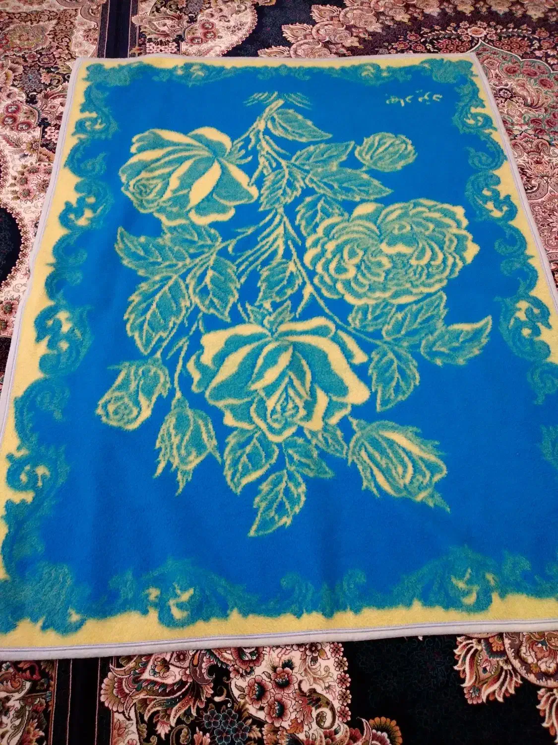 پتو قدیمی|رختخواب، بالش، پتو|بروجرد, |دیوار