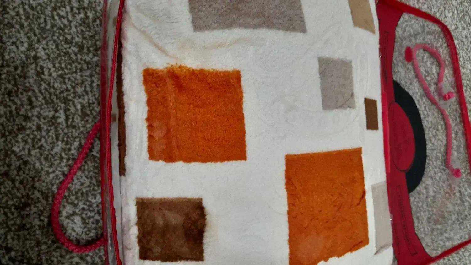 پتو هم ایرانی وهم خارجی دارم برایه فروش|رختخواب، بالش، پتو|بندر دیر, |دیوار