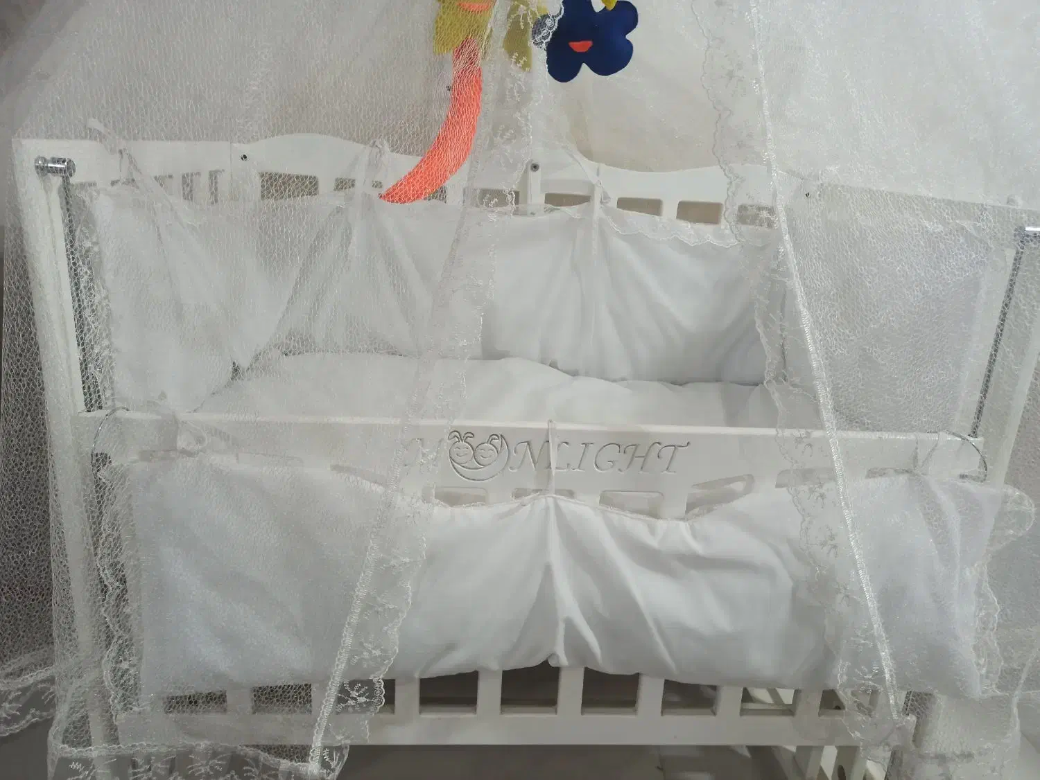 تخت گهواره ای نوزاد در حد نو مناسب سیسمونی|تخت و صندلی بچه|سبزوار, شرق کال میانی|دیوار