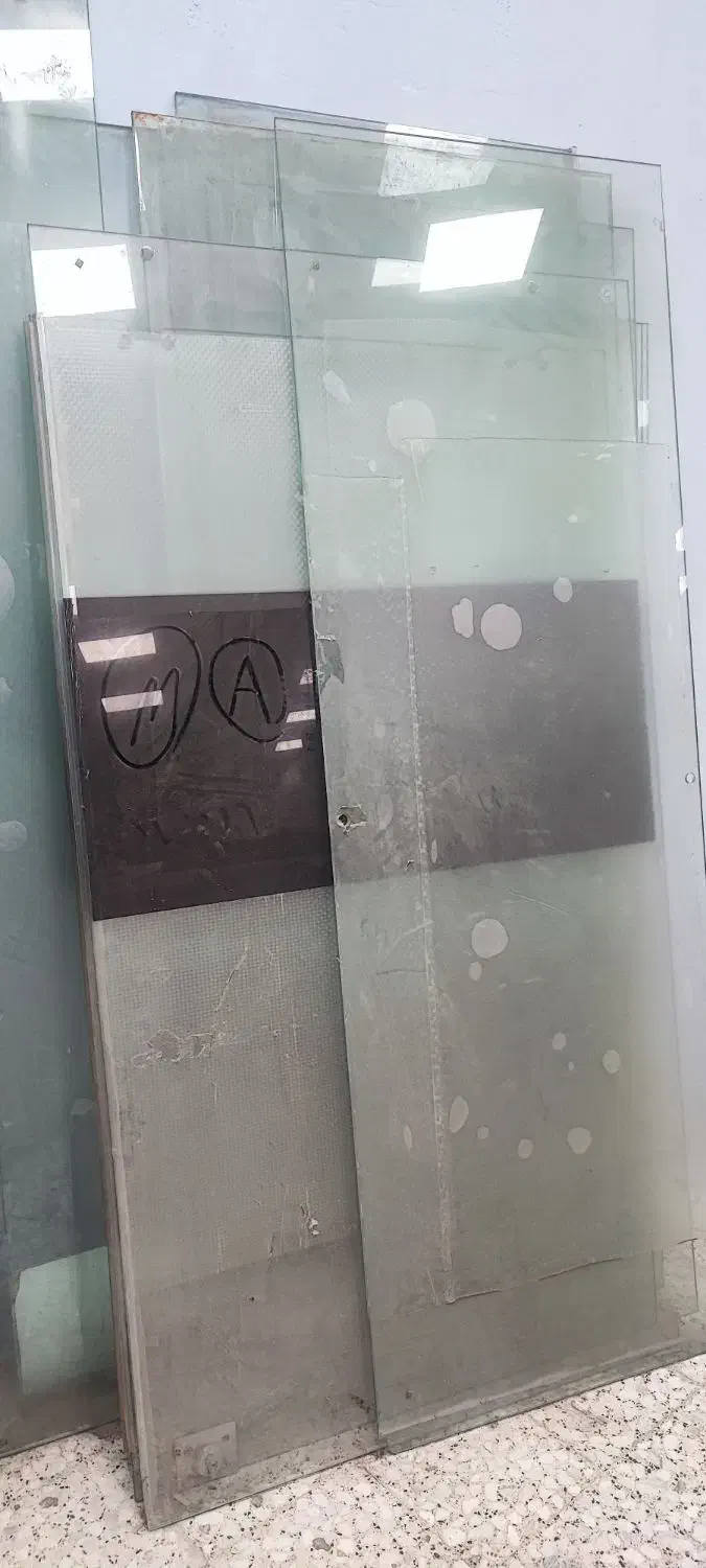 درب شیشیه ای چند میل|دفتر کار|قدس, شهر‌قدس|دیوار