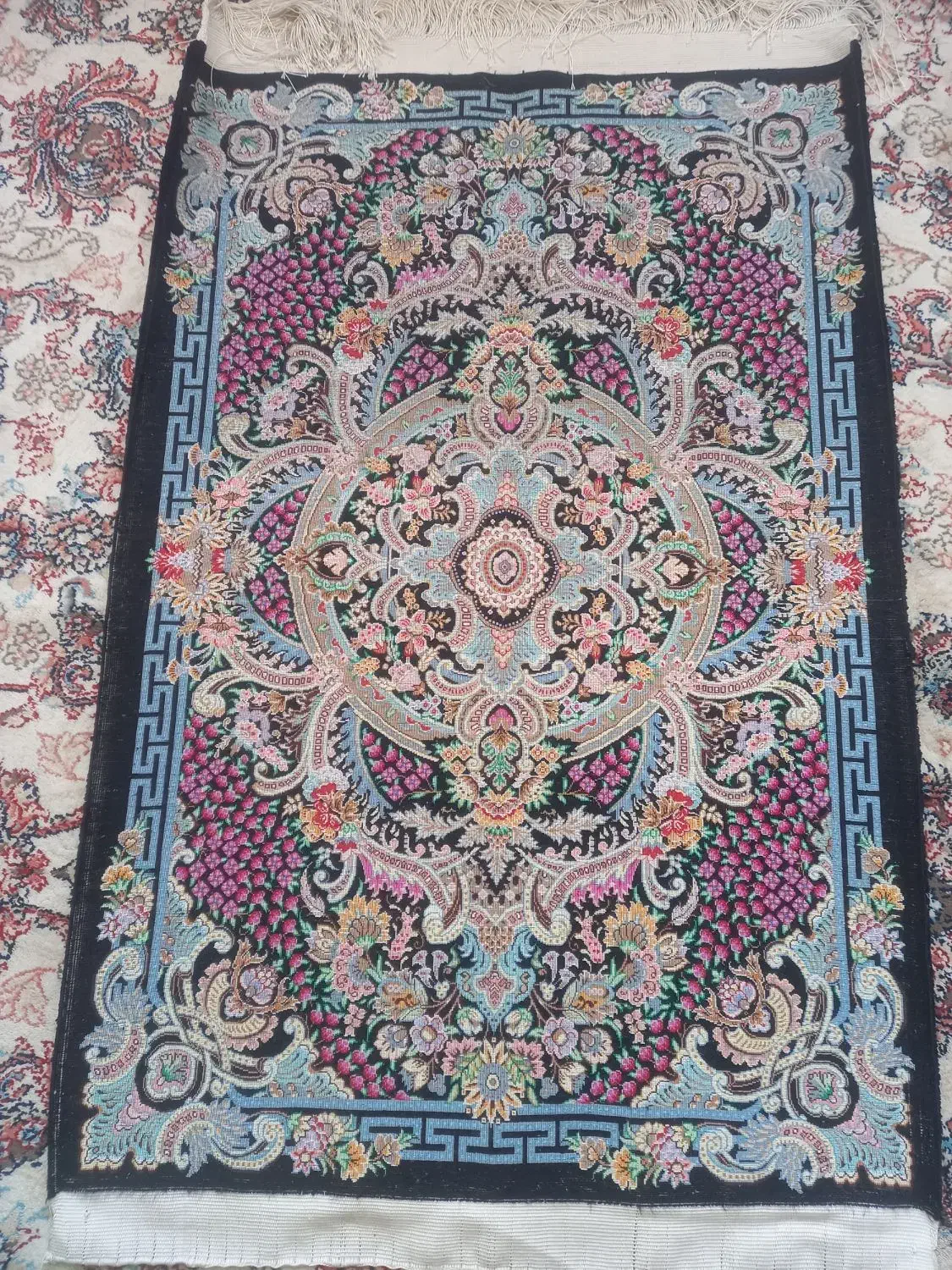 قالی دستباف تمام ابریشم ۶۰ در ۹۰|فرش|قم, امامزاده ابراهیم|دیوار