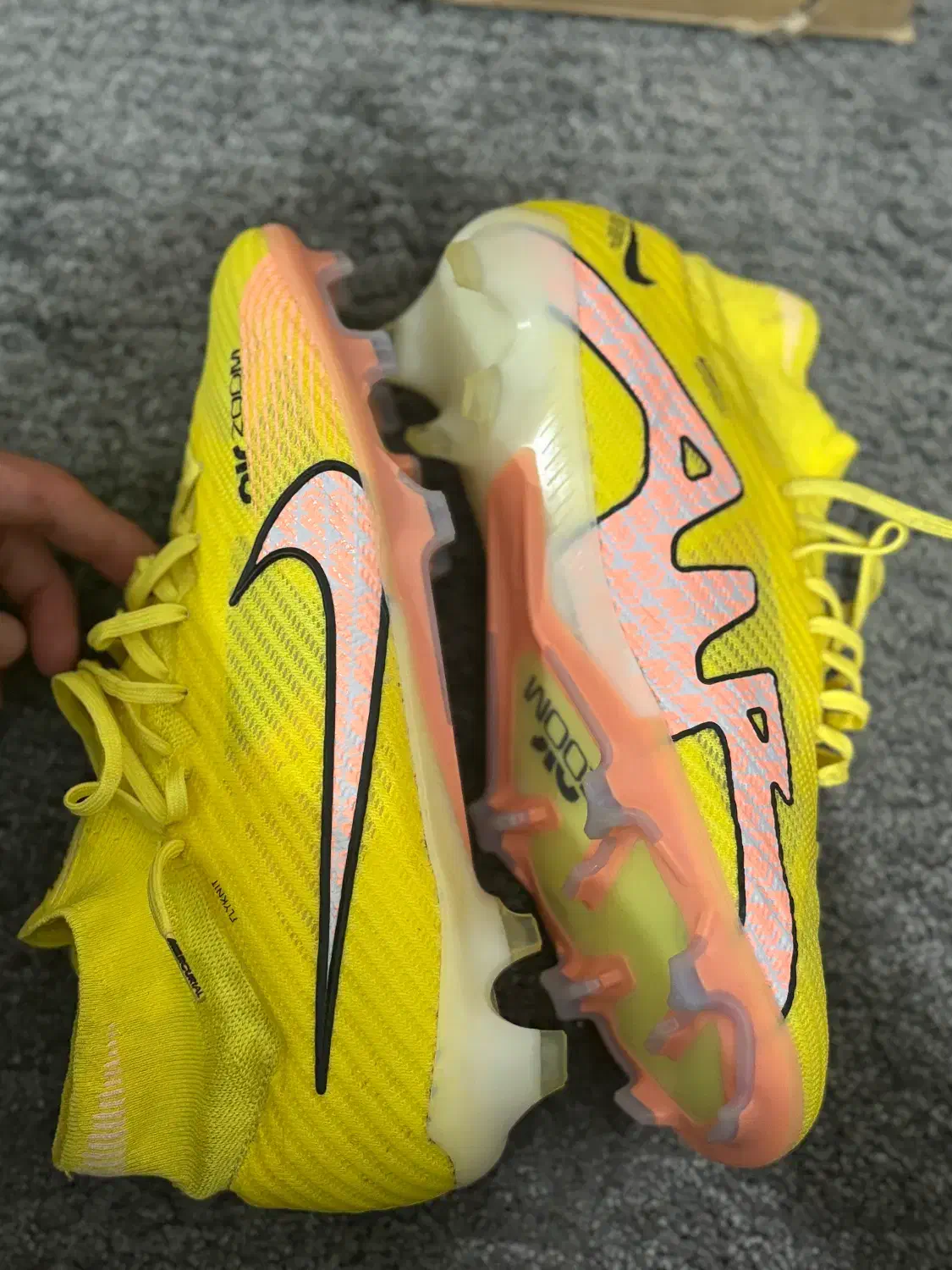 استوک فوتبال نایک مرکوریال کلاس A|کیف، کفش، کمربند|اندیشه, اندیشه فاز ۱|دیوار