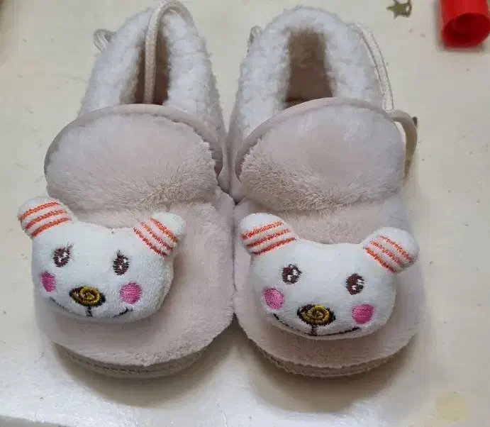 تعدادی پاپوش کودک|کفش و لباس بچه|ری, دیلمان|دیوار