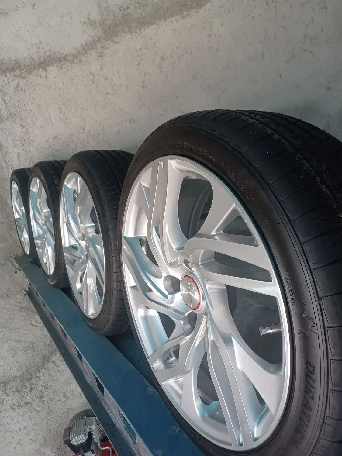 رینگ و لاستیک فونیکس سایز ۱۷در حد|قطعات یدکی و لوازم جانبی|رشت, حومه رشت|دیوار