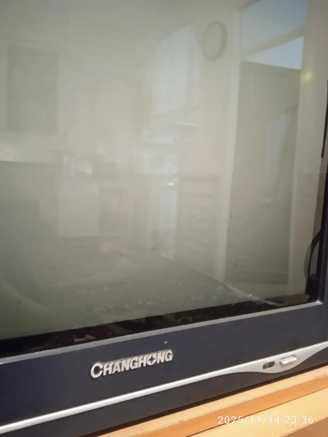 تلویزیون با میز و دستگاه دیجیتال|تلویزیون و پروژکتور|قم, زند آباد|دیوار