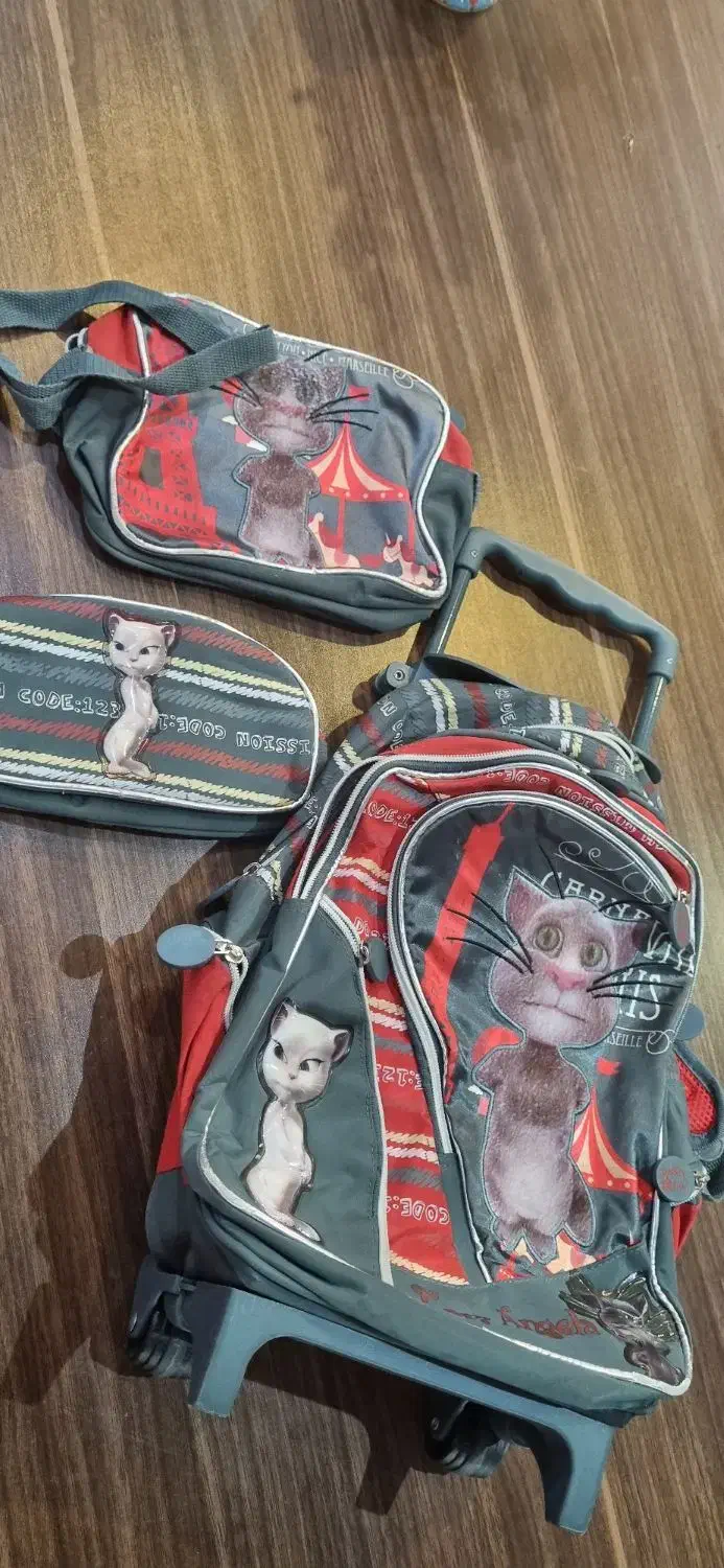 کیف چرخ دار|کیف، کفش، کمربند|اندیشه, اندیشه فاز ۵|دیوار