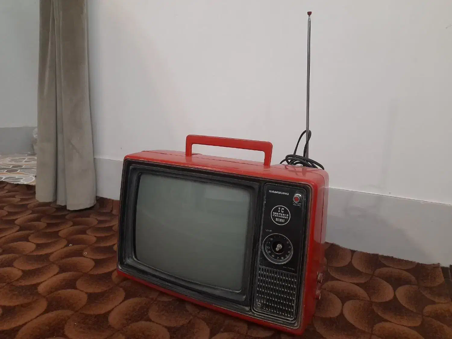 تلویزیون عتیقه|تلویزیون و پروژکتور|تربتحیدریه, منصوریه|دیوار