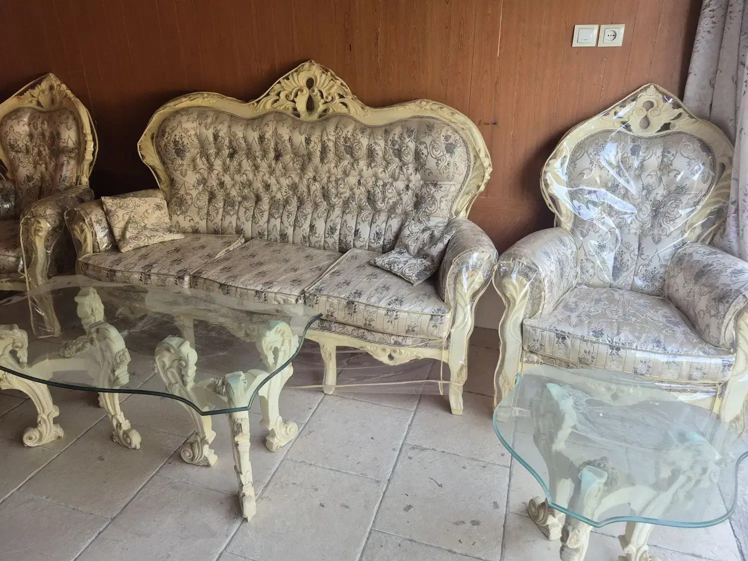 مبلمان با میز وسط و دوعدد عسلی با یک چهارم قیمت|مبلمان خانگی و میز عسلی|شاهین‌شهر, شهرک ردانی پور|دیوار