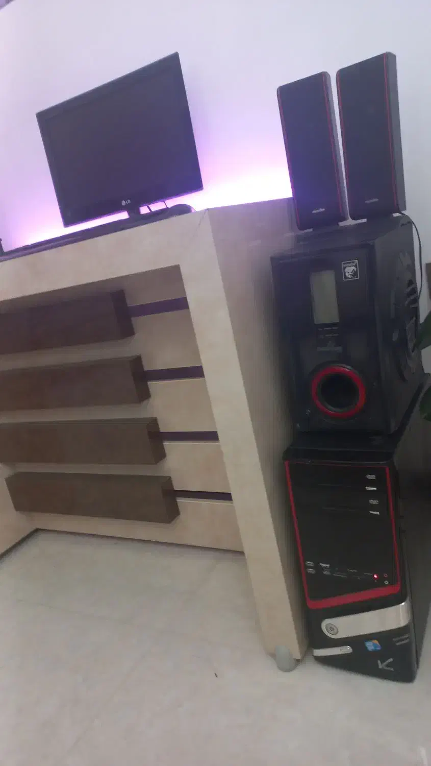 کامپیوتر|رایانه رومیزی|برخوار, |دیوار