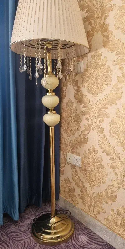 آباژرو ایستاده|چراغ خواب و آباژور|بروجرد, |دیوار