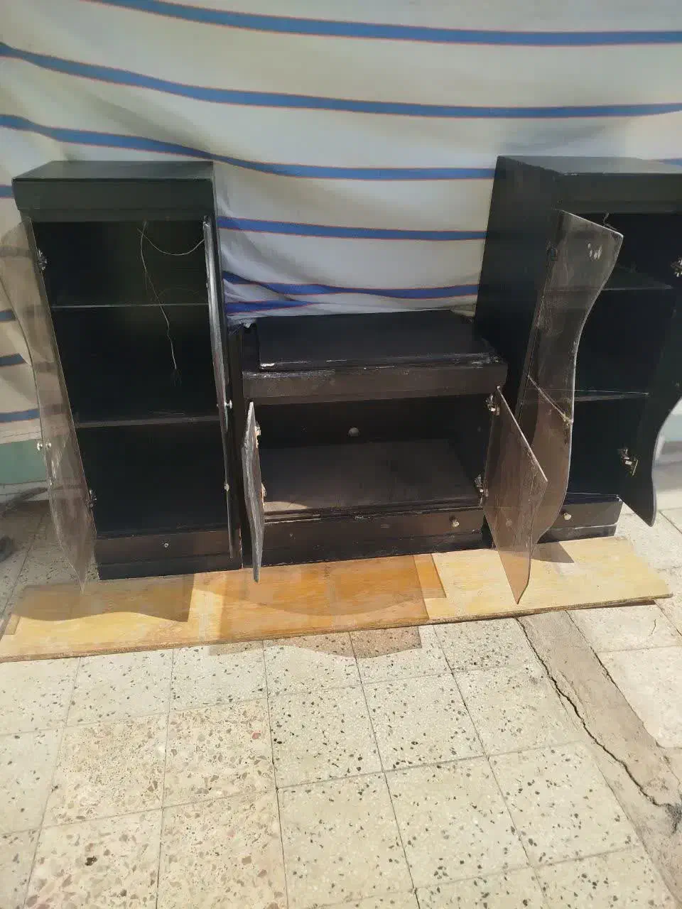 میز تلویزیون قدیمی|بوفه، ویترین، کنسول|لنجان, |دیوار