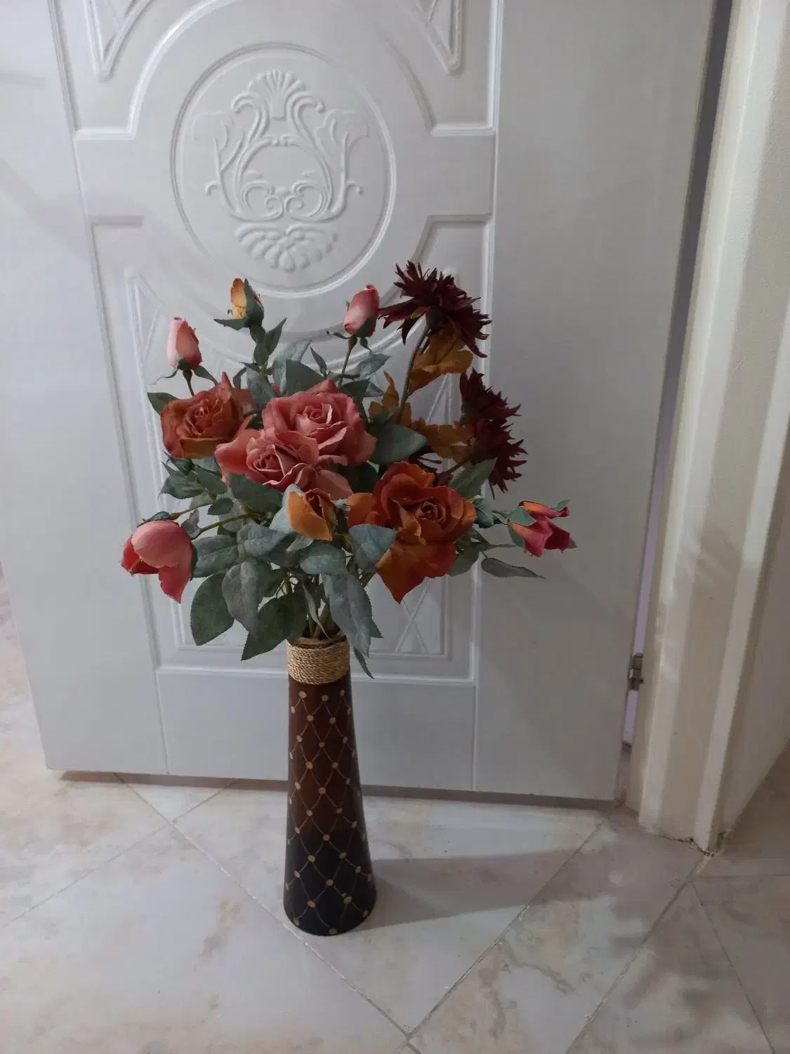 گلهای رز زیبا با رنگهای ملایم همراه گلدان چوبی|گل مصنوعی|ارومیه, |دیوار