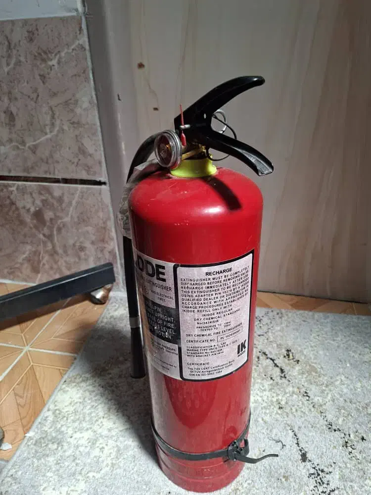 کمد ، صندلی اصلاح ، میز ، سرشور|آرایشگاه و سالن‌های زیبایی|شیراز, دشت چنار|دیوار