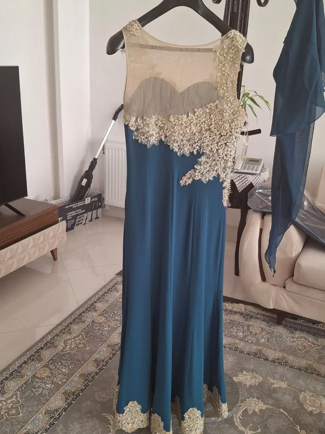 لباس مجلسی|لباس|نیشابور, بزرگمهر|دیوار