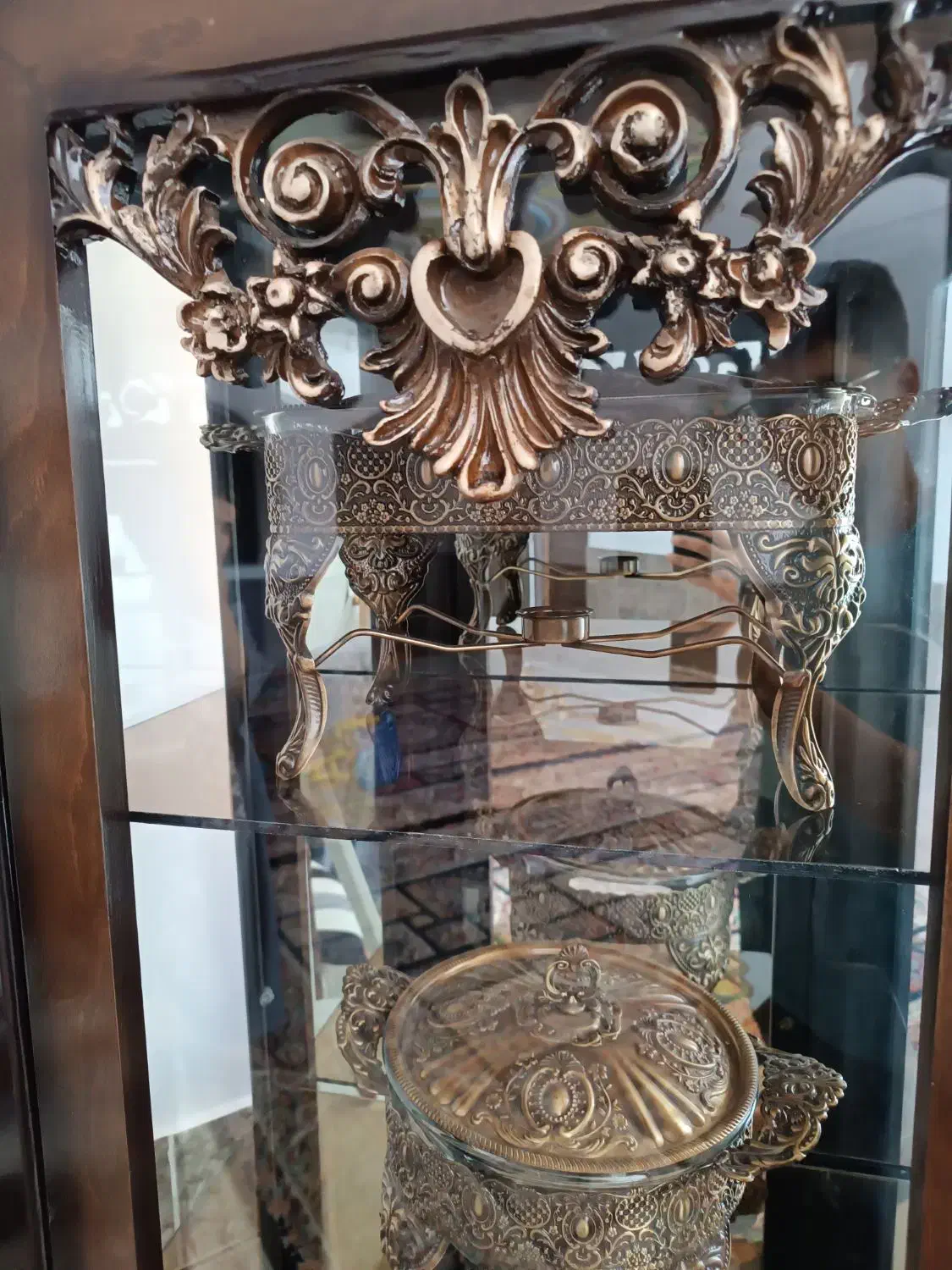 ویترین چوبی با ظروف سوفله خوری پیوتر|بوفه، ویترین، کنسول|لردگان, |دیوار