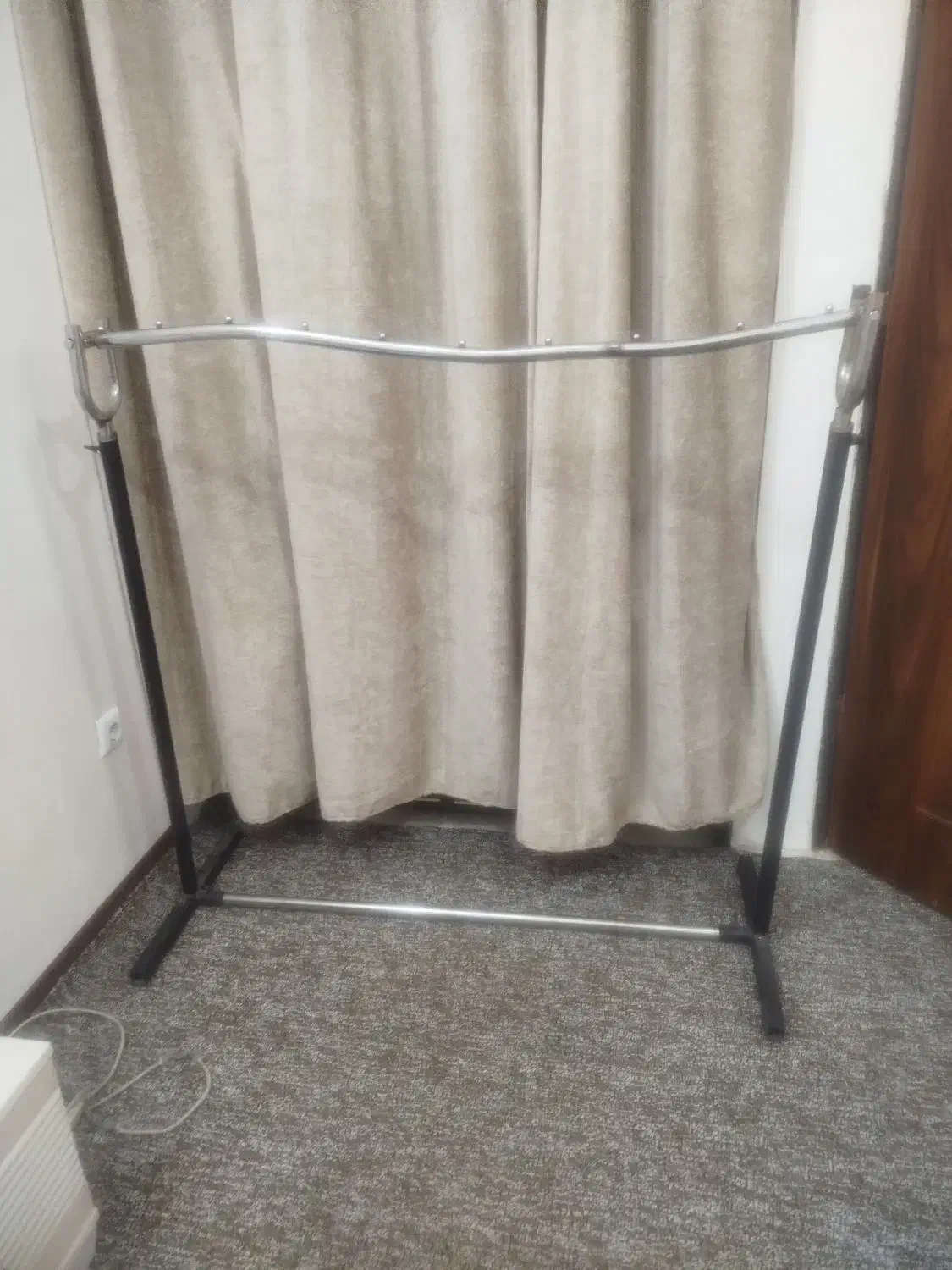 رگال لباس|بندرخت و رخت‌آویز|قم, شاه سید علی|دیوار