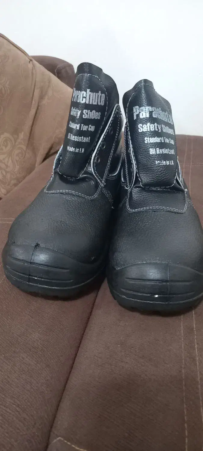 کفش کار|کیف، کفش، کمربند|رشت, پیرکلاچای|دیوار