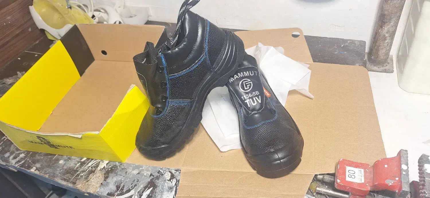 دو عدد پوتین یکی کوه نوردی یکی ایمنی|کیف، کفش، کمربند|اردبیل, |دیوار