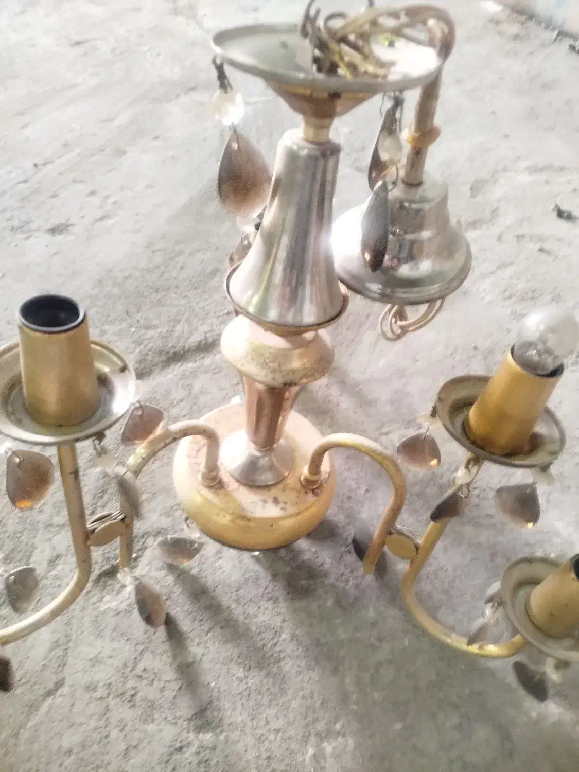 لوستر ۳شاخه برقی سالم ولی رنگ پریدگی|لوستر و چراغ آویز|اصفهان, گرکان|دیوار