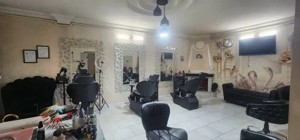 سالن زیبایی همراه با تجهیزات|آرایشگاه و سالن‌های زیبایی|مشهد, شهرک لشکر (شهرک غرب)|دیوار