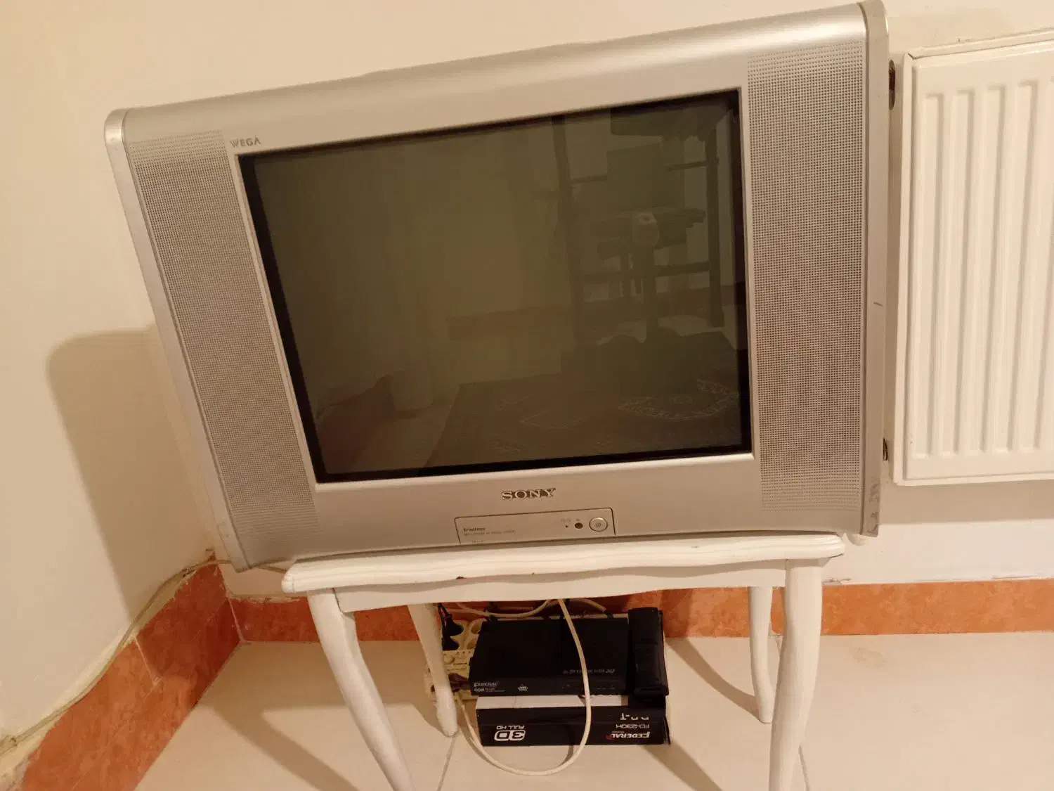 تلویزیون و دستگاه دیجیتال با میز زیر|تلویزیون و پروژکتور|کرمانشاه, |دیوار