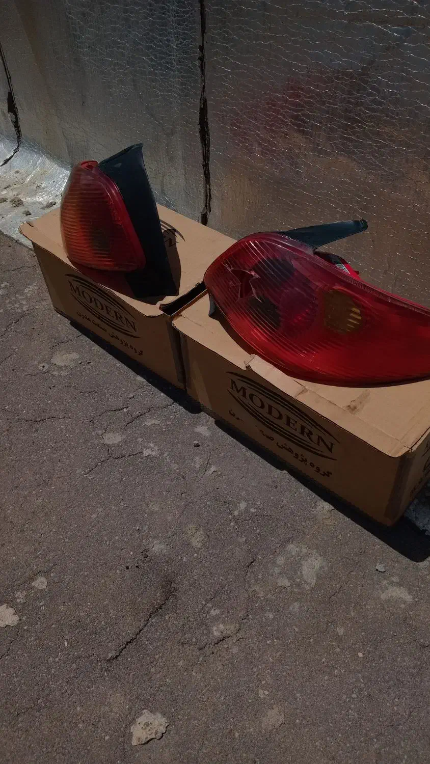 چراغ عقب ۲۰۶اصل فرانسه و نمد داشبورد ۲۰۶ وقفل|قطعات یدکی و لوازم جانبی|تبریز, |دیوار