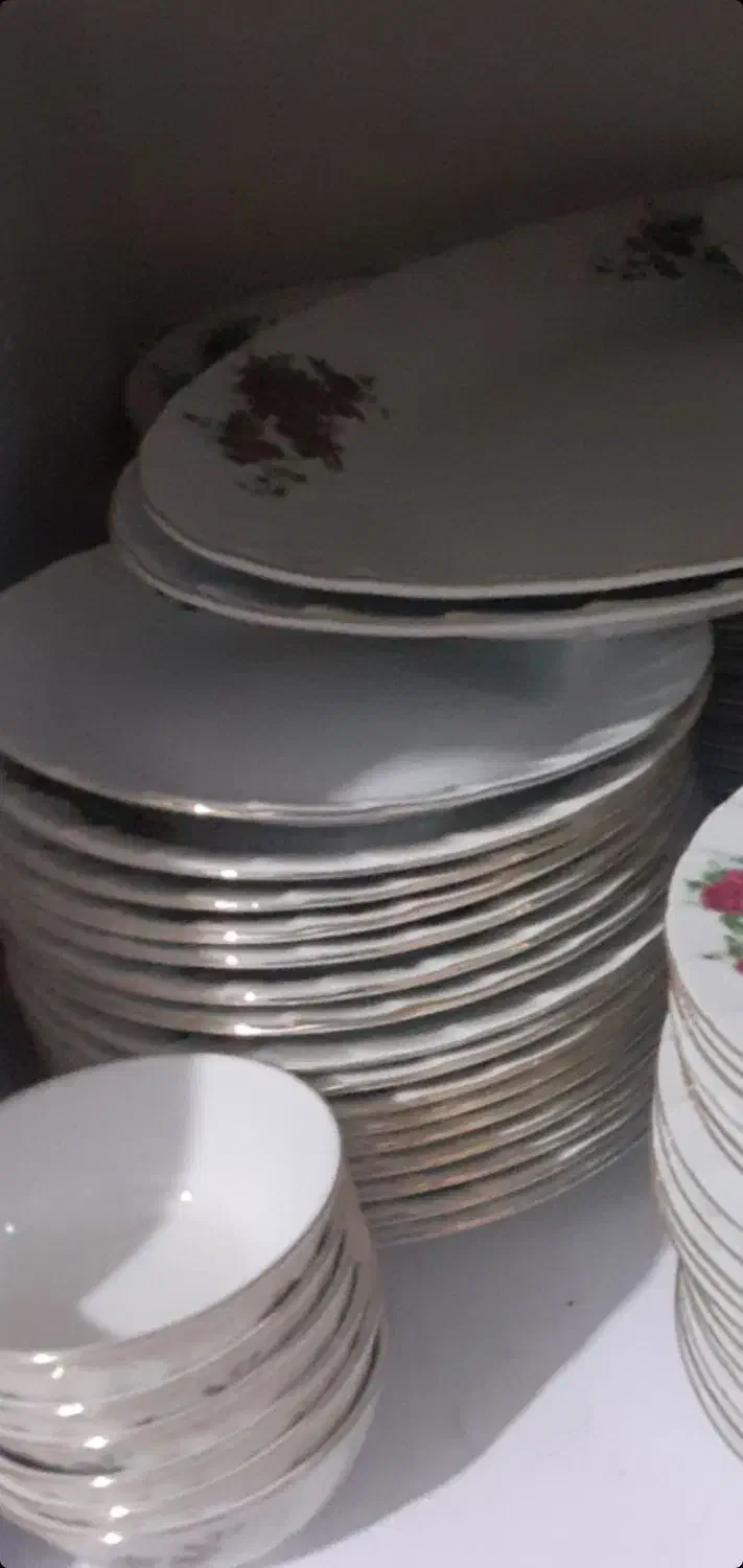 ۱۸ نفره چینی زرین گل سرخ|ظروف سرو و پذیرایی|سرپل ذهاب, |دیوار