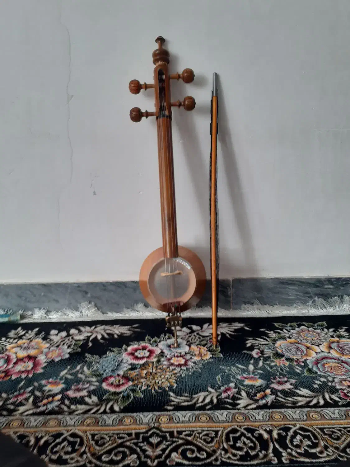 کمانچه پشت باز|سازهای سنتی|رومشکان, |دیوار