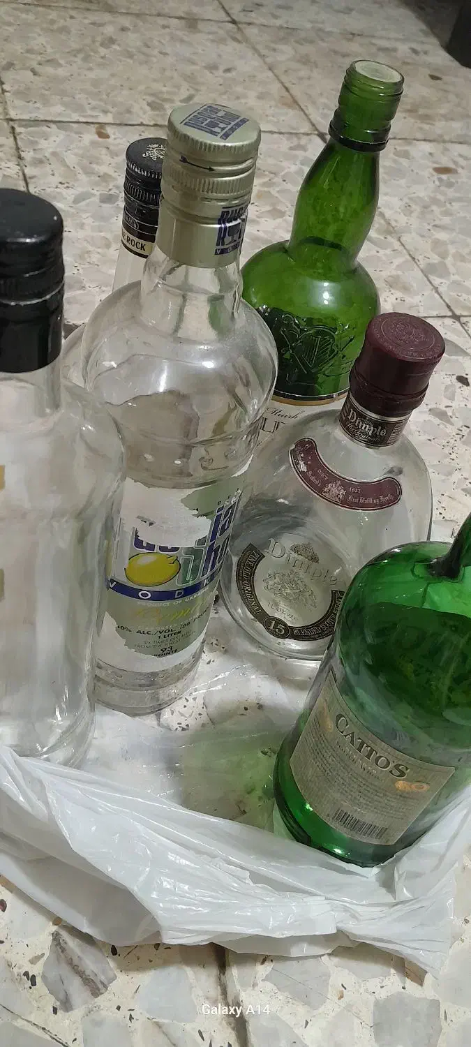 تعدادی شیشه|ظروف نگهدارنده، پلاستیکی، یکبارمصرف|لاهیجان, شهرک سلمان فارسی|دیوار