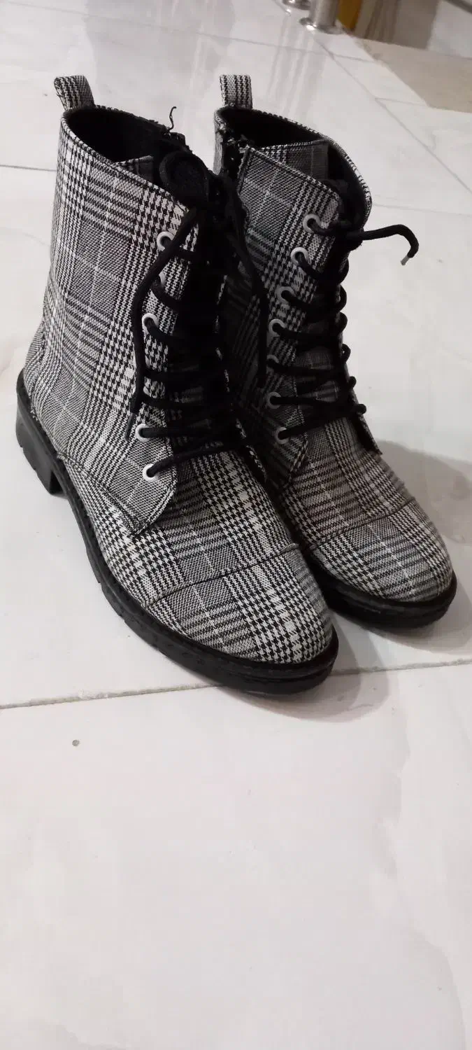 دو جفت بوت نو|کیف، کفش، کمربند|خرم‌آباد, |دیوار