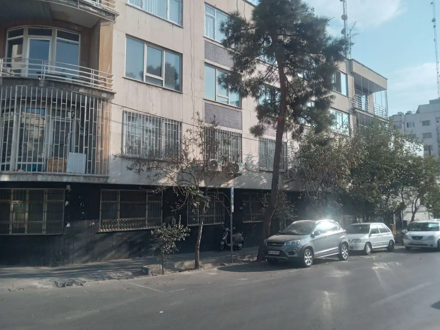 مستغلات با ۳۰۰ متر بنا بالای نیایش