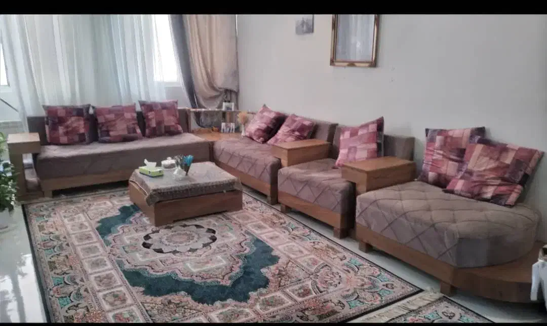 مبل راحتی به همراه ویترین و میز عسلی وسط|مبلمان خانگی و میز عسلی|تهران, جوادیه تهرانپارس|دیوار