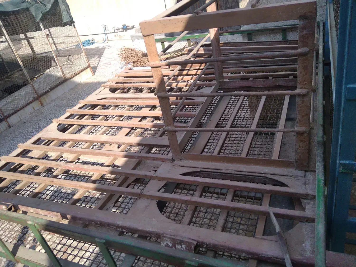 پنجره اهنی|مصالح و تجهیزات ساختمان|اهرم, |دیوار