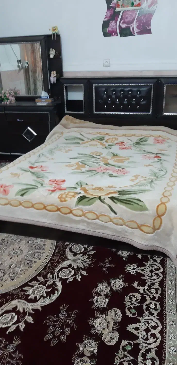 تخت خواب همراه با آینه و پاتختی درحدنو|تخت و سرویس خواب|ایرانشهر, |دیوار