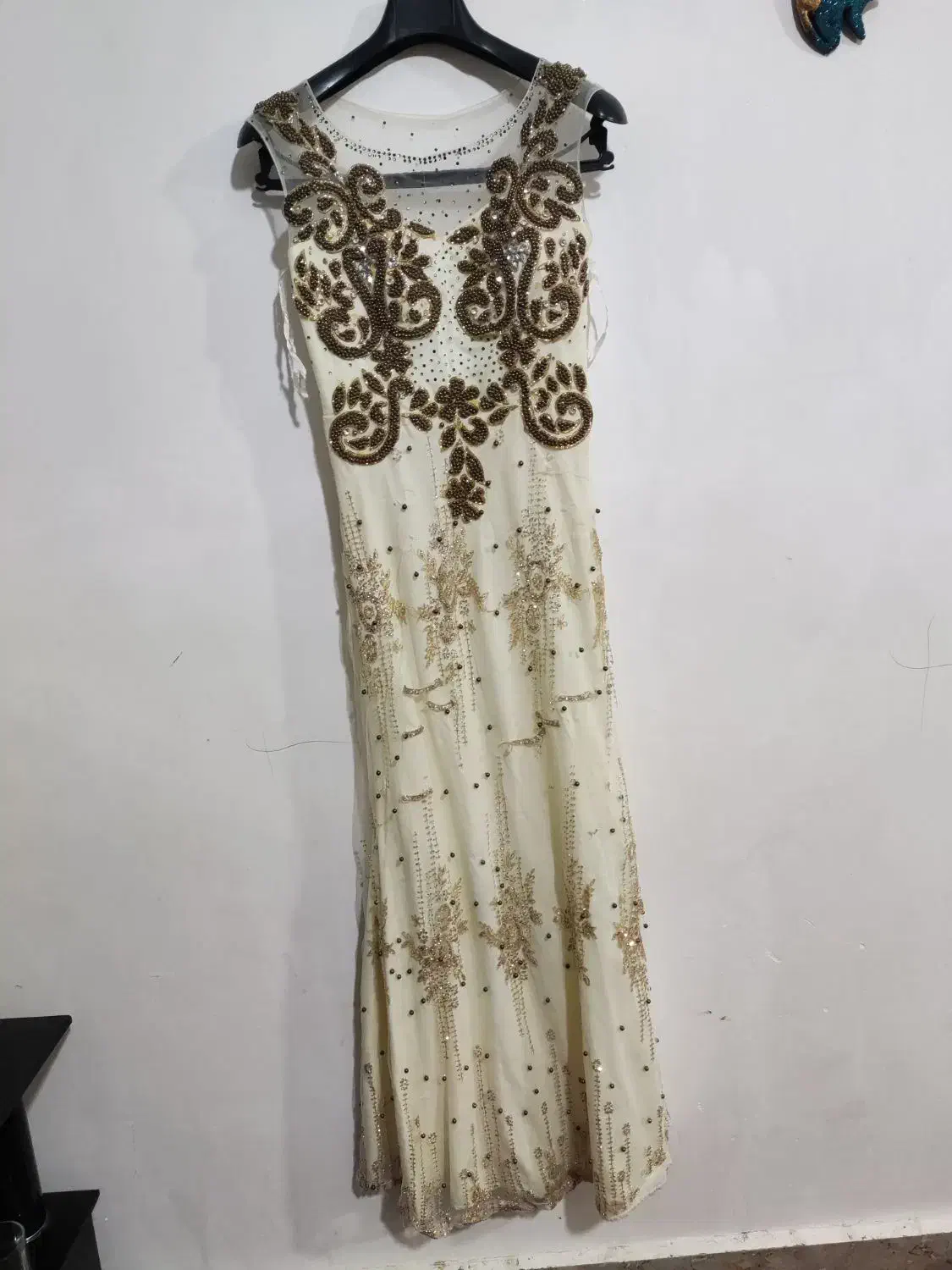 پیراهن مجلسی|لباس|تربت جام, میان جام|دیوار